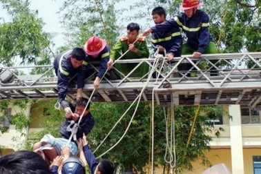 14 cảnh sát giải cứu bệnh nhân tâm thần leo trụ điện