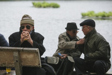 Hình ảnh đời thường về đồ uống phổ biến nhất Hà Nội, giá chỉ từ 2.000 đồng