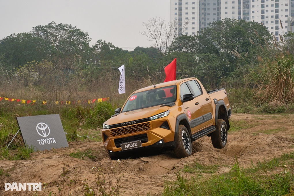 Toyota Hilux khan hàng, khách mua bản cao phải chờ đến giữa năm - 1