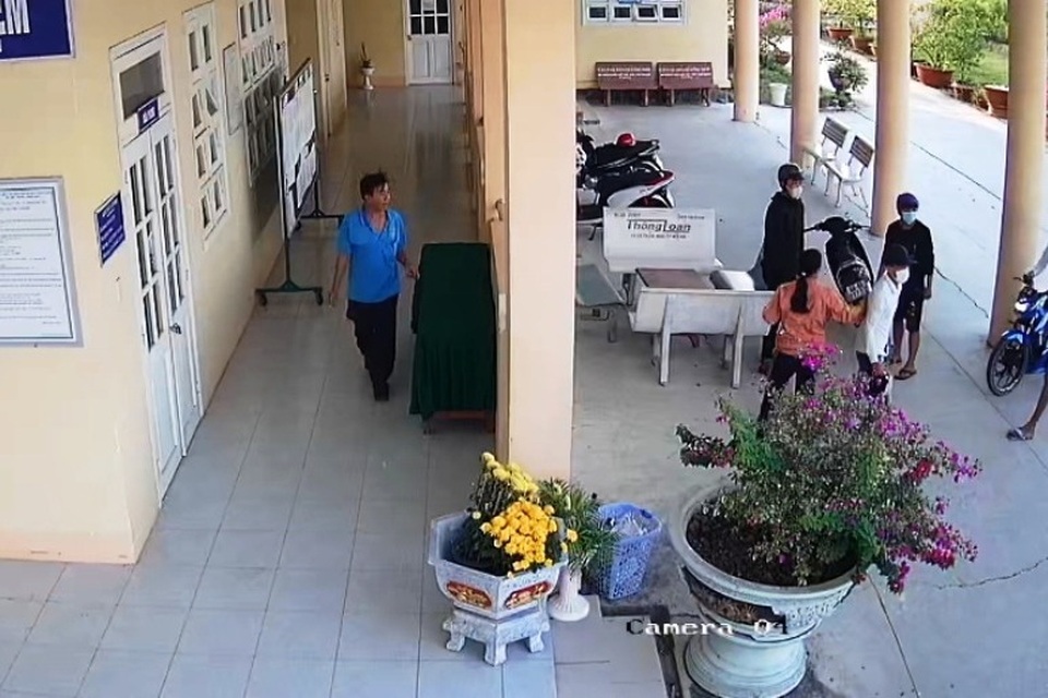 Côn đồ xông vào trường học bắt 3 học sinh ra bên ngoài đánh đập dã man - 1 Côn đồ xông vào trường học bắt 3 học sinh ra bên ngoài đánh đập dã man - 1