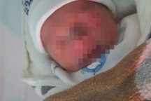 Bé trai cơ thể tím tái bị bỏ rơi lúc nửa đêm