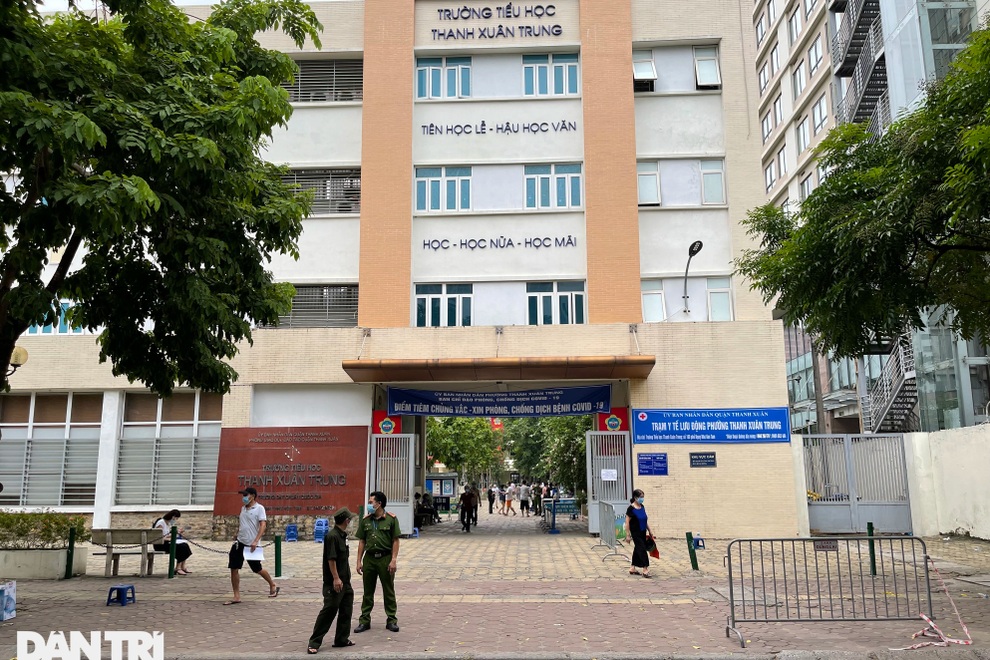 Cận cảnh trạm y tế lưu động được lắp đặt tại quận Thanh Xuân để chống dịch - 3 Cận cảnh trạm y tế lưu động được lắp đặt tại quận Thanh Xuân để chống dịch - 3