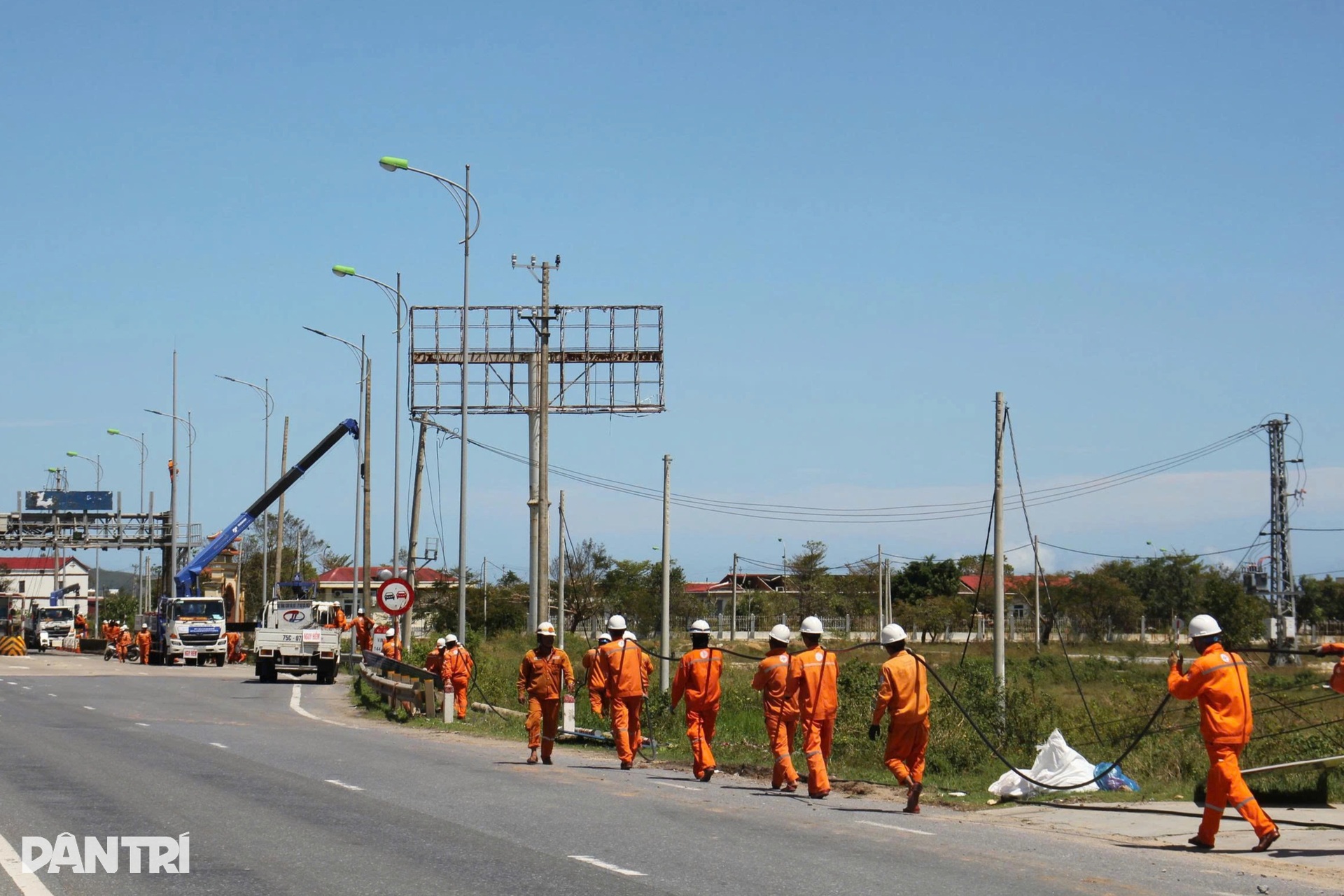 Những người nhện áo cam làm việc ngày đêm dọc miền Trung mùa mưa bão - 5