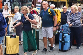 Phố cổ Hội An vẫn chìm trong nước lụt, dân chèo ghe đến chợ, đi làm