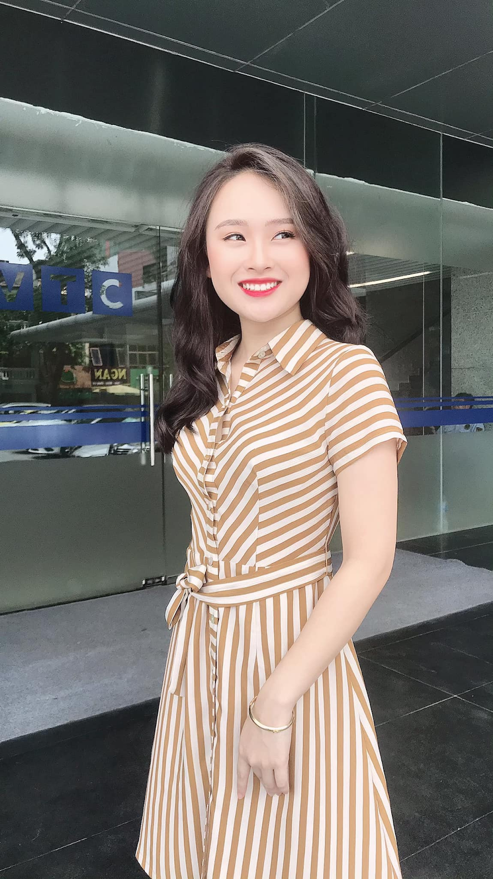 Nữ MC trẻ trường ĐH Thương Mại: Hãy gõ, cánh cửa sẽ mở ra - 7 Nữ MC trẻ trường ĐH Thương Mại: Hãy gõ, cánh cửa sẽ mở ra - 7