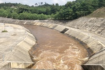 Vì sao nước hồ thủy lợi lớn nhất tỉnh Hà Tĩnh đổi màu?