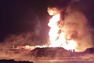 Video Nga bắn đạn pháo chống tăng vào giếng dầu để dập hỏa hoạn