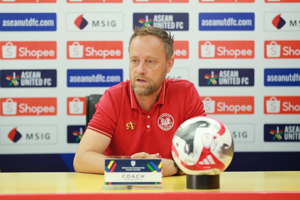 La reacción del entrenador Mano Polking tras la cruel derrota del Club CAHN - 1 Phản ứng của HLV Mano Polking sau thất bại nghiệt ngã của CLB CAHN - 1