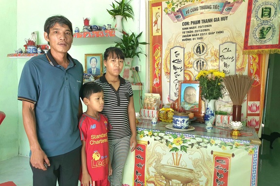 Người đàn ông trụ cột làm nghề phụ hồ “gánh” mẹ bị mù lòa, vợ bệnh nặng