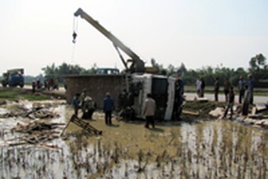 Xe chở hàng chục tấn đá lật nhào xuống ruộng