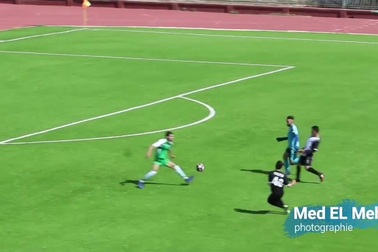 Cậu bé nhặt bóng gây sốc: Chạy vào sân cứu thua cho đội nhà