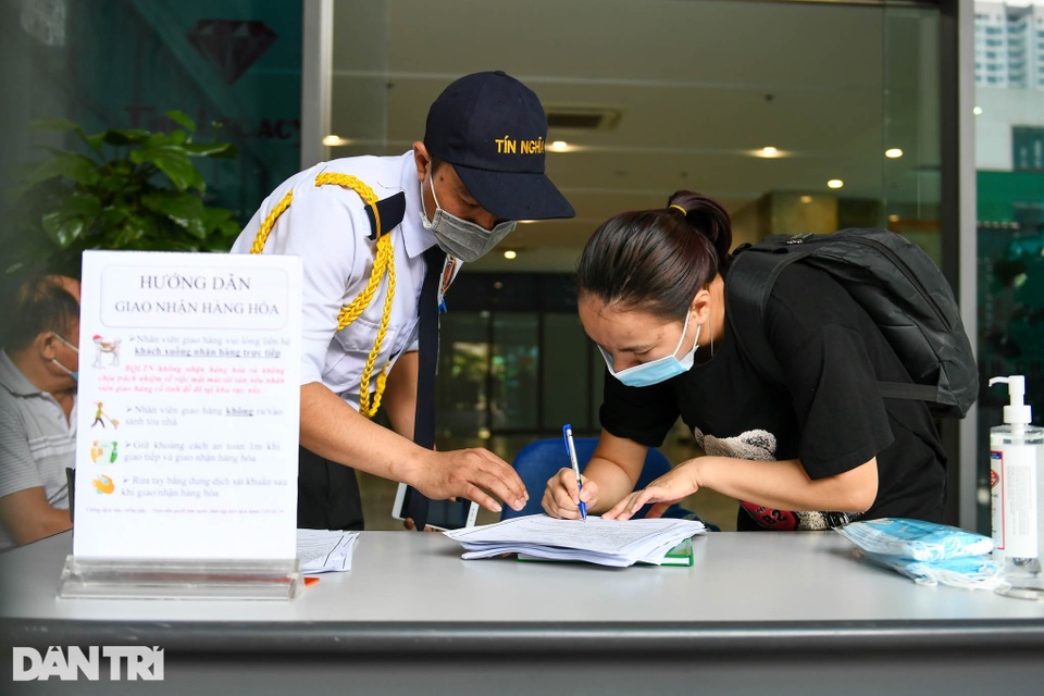 Lập rào chắn cách ly tòa nhà có ca nhiễm SARS-CoV-2 mới tại quận Thanh Xuân - 4 Lập rào chắn cách ly tòa nhà có ca nhiễm SARS-CoV-2 mới tại quận Thanh Xuân - 4
