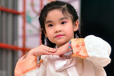 Bạn nhỏ Việt xúng xính trong trang phục truyền thống của bạn bè quốc tế