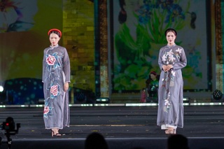 Phu nhân Đại sứ Mỹ, Nhật Bản và nhiều quốc gia trình diễn áo dài Việt Nam - 12