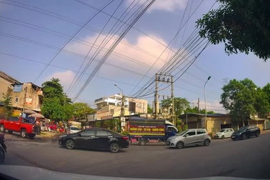 Lỗi thường gặp khi ô tô rẽ trái, dễ dẫn đến tắc đường