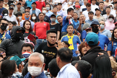 Cổ động viên Thái Lan phản ứng dữ dội trên sân Thiên Trường