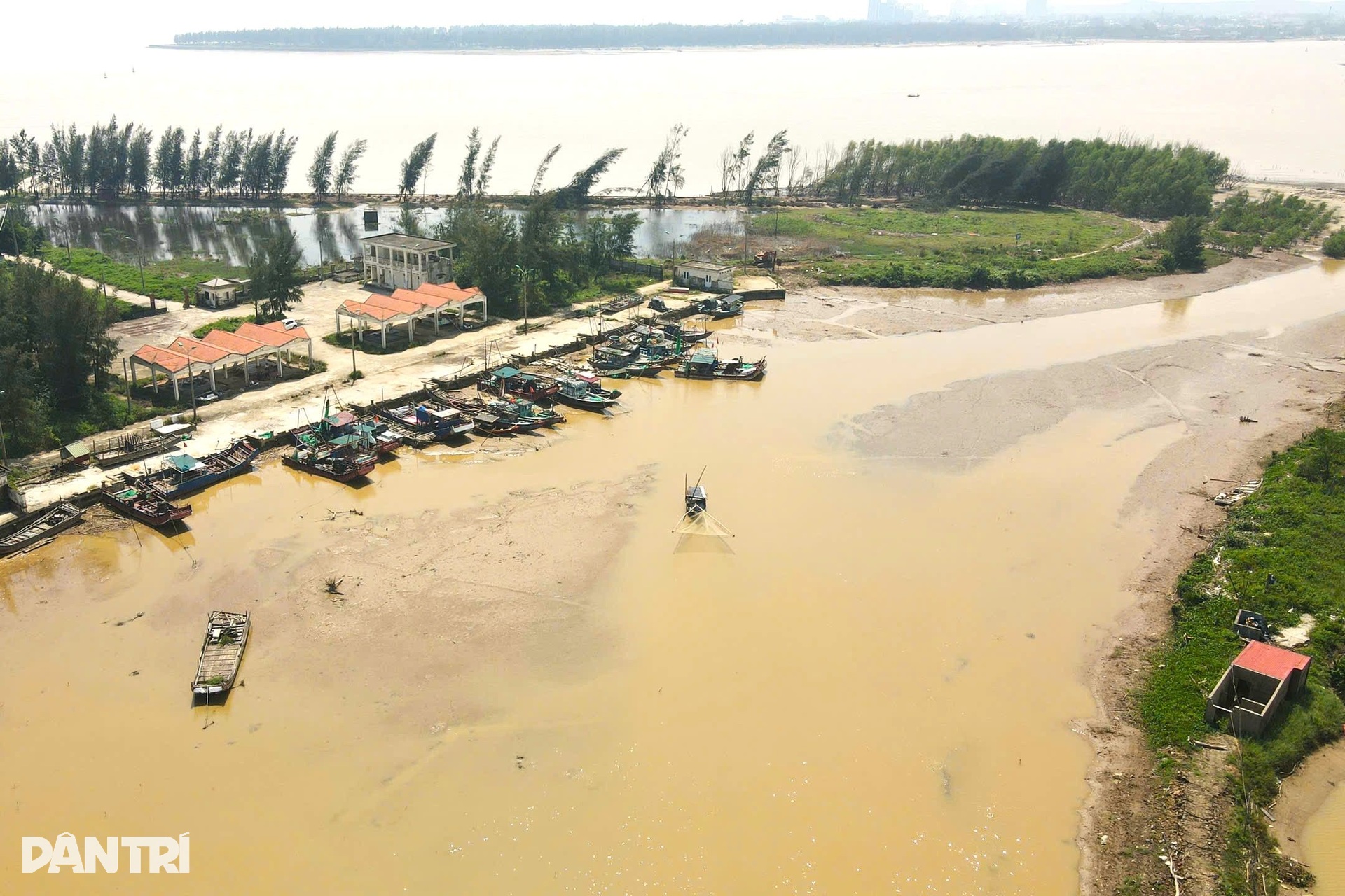 Cảng cá 43 tỷ đồng hoang hóa, dân bỏ thuyền bè - 1