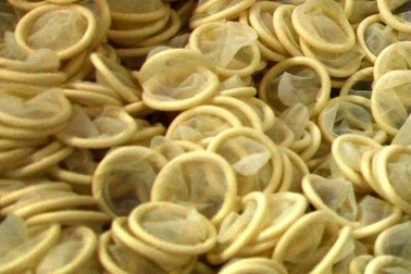 Kỳ lạ "chữa" viêm khớp bằng bao cao su