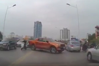 Hà Nội: Ô tô ngang nhiên quay đầu trên cầu vượt