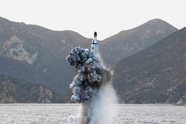 Tên lửa Triều Tiên phóng từ tàu ngầm nổ tung ở độ cao 10 km