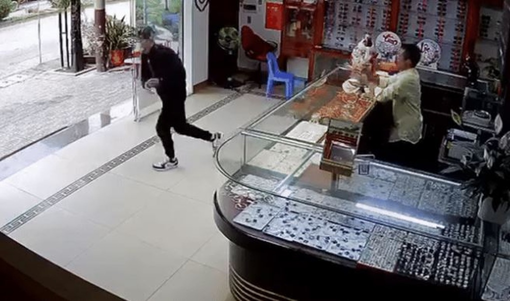Vụ cướp tiệm vàng ở Thái Nguyên: Ông chủ kể phút trèo qua tủ kính truy đuổi - 1 Vụ cướp tiệm vàng ở Thái Nguyên: Ông chủ kể phút trèo qua tủ kính truy đuổi - 1