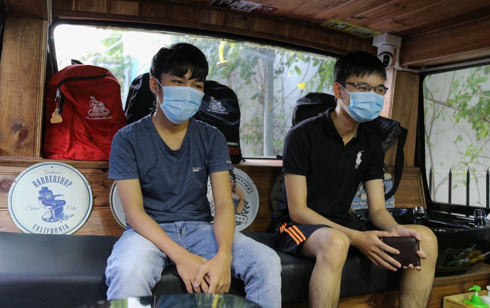 Tiệm cắt tóc lưu động trên xe buýt ở Sài Gòn - 8 Tiệm cắt tóc lưu động trên xe buýt ở Sài Gòn - 8