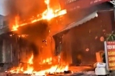 Cửa hàng bốc cháy ngùn ngụt, 4 người đang ngủ thoát chết nhờ tiếng hô hoán