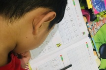 Bé 5 tuổi vật vờ học đủ thể loại, không kịp ăn bữa tối