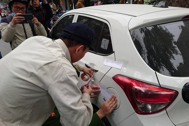 Hà Nội: Cẩu ô tô đỗ sai quy định, phạt các hộ cố tình lấn vỉa hè