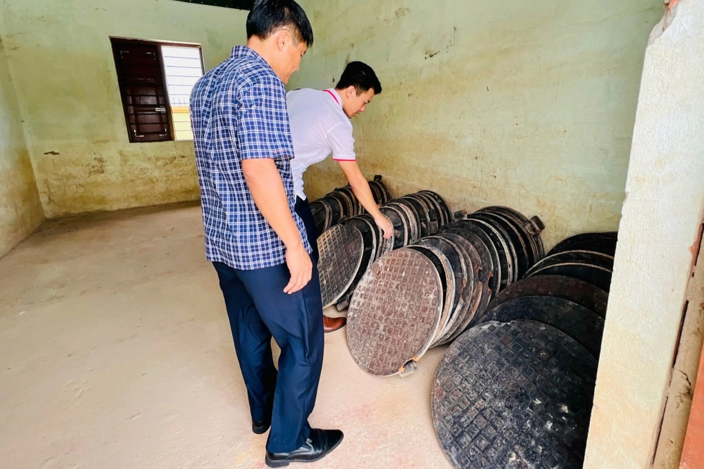 Hàng loạt nắp cống trên đường 210 tỷ đồng mới đưa vào sử dụng biến mất - 3 Hàng loạt nắp cống trên đường 210 tỷ đồng mới đưa vào sử dụng biến mất - 3