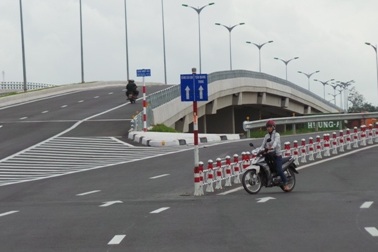 Ẩn họa tại cung đường “hoành tráng”, biển báo “tí hon”