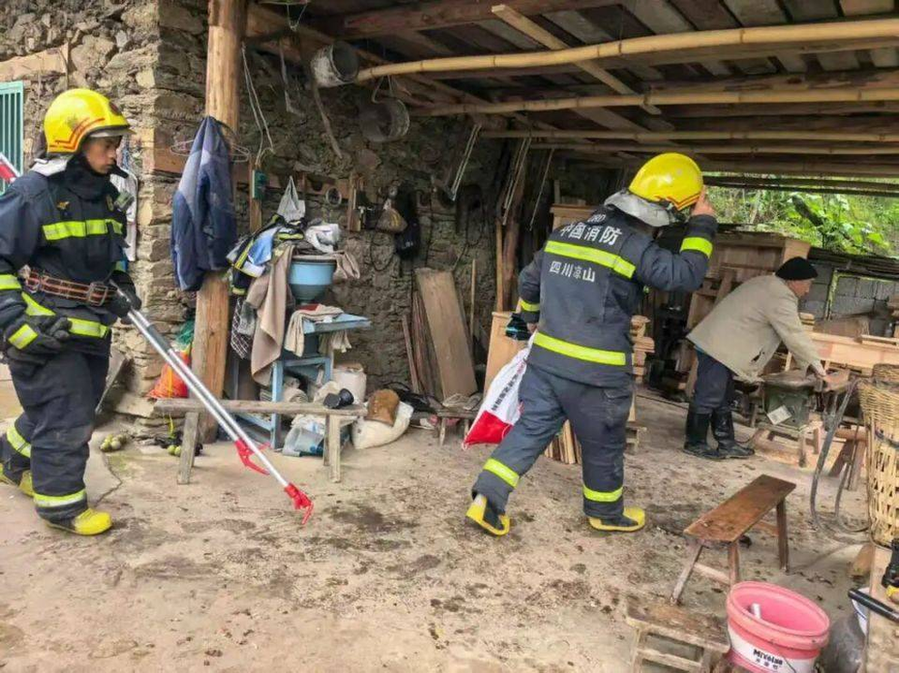 Trung Quốc: Rắn hổ mang dài 3,5m vào nhà, vợ chồng già thức trắng đêm vì sợ - 2 Trung Quốc: Rắn hổ mang dài 3,5m vào nhà, vợ chồng già thức trắng đêm vì sợ - 2