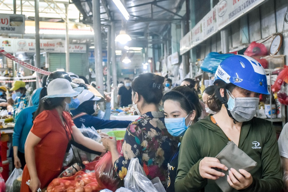 Đà Nẵng tính áp dụng ai ở đâu ở yên đó, người dân đổ xô đi mua thực phẩm - 2 Đà Nẵng tính áp dụng ai ở đâu ở yên đó, người dân đổ xô đi mua thực phẩm - 2