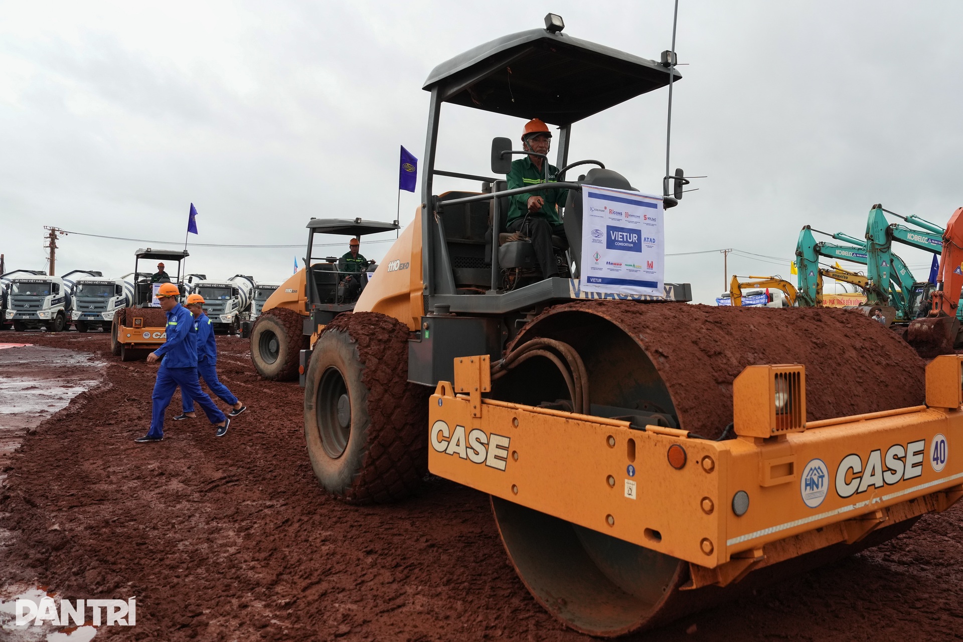 Công nhân, kỹ sư háo hức ngày khởi công nhà ga sân bay lớn nhất Việt Nam - 6 Công nhân, kỹ sư háo hức ngày khởi công nhà ga sân bay lớn nhất Việt Nam - 6