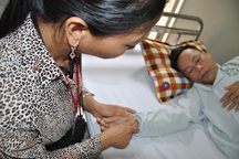 Thiếu 50 triệu đồng, vợ ngậm ngùi xin bác sĩ cho chồng về nhà để chết