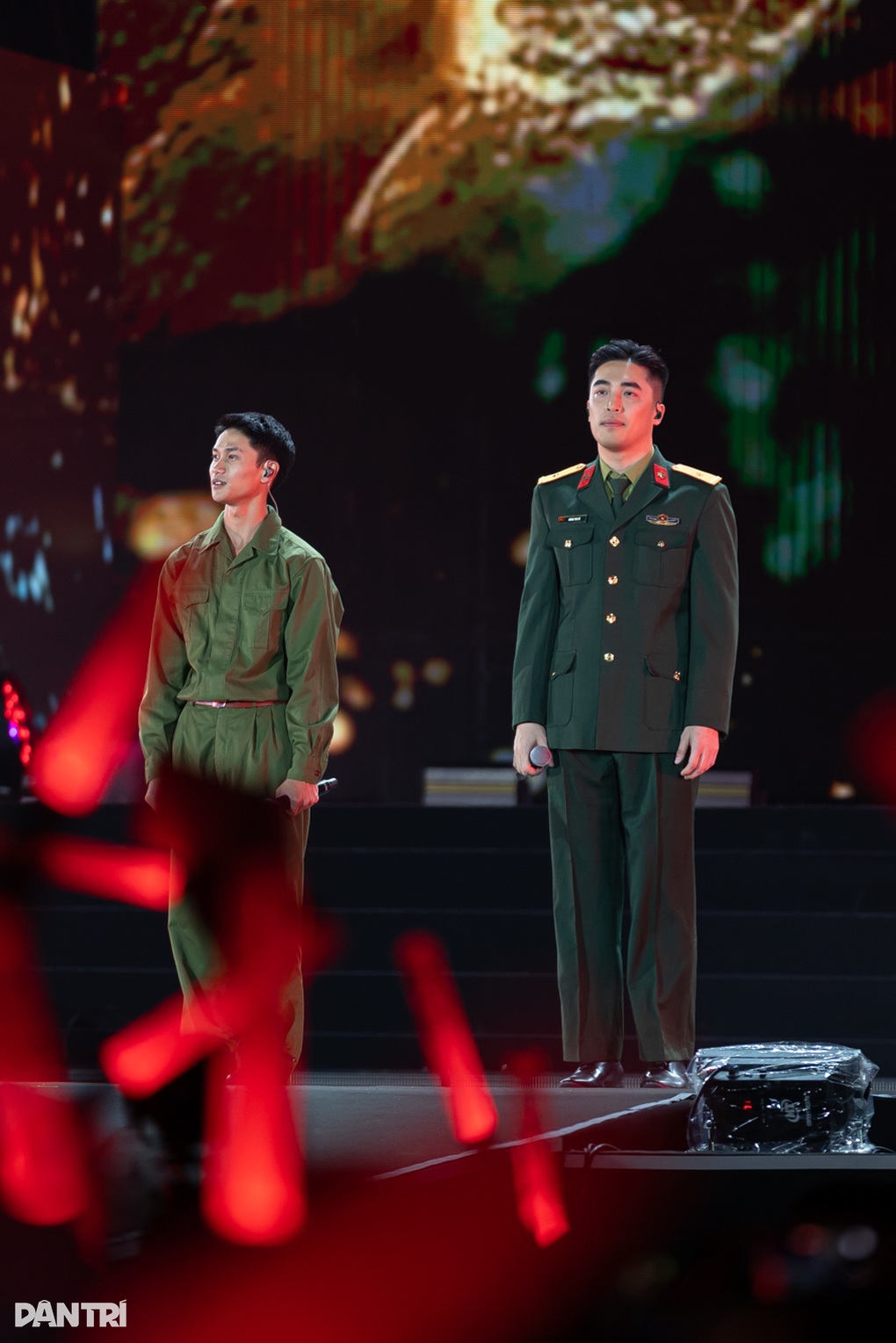 Ca sĩ Vũ gây sốt khi hát “Còn gì đẹp hơn” cùng Nguyễn Hùng - 2 Ca sĩ Vũ gây sốt khi hát “Còn gì đẹp hơn” cùng Nguyễn Hùng - 2