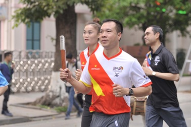 Hoàng Xuân Vinh dẫn đầu đoàn chạy tiếp sức ủng hộ SEA Games