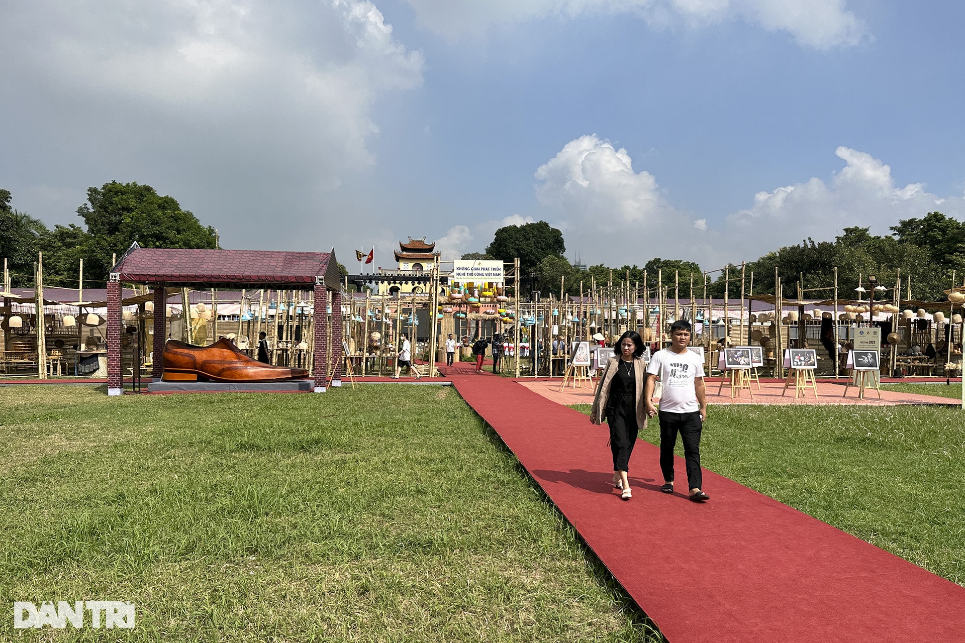 Các nữ nghệ nhân dân tộc thiểu số trổ tài se tơ, dệt vải giữa Thủ đô - 1 Các nữ nghệ nhân dân tộc thiểu số trổ tài se tơ, dệt vải giữa Thủ đô - 1
