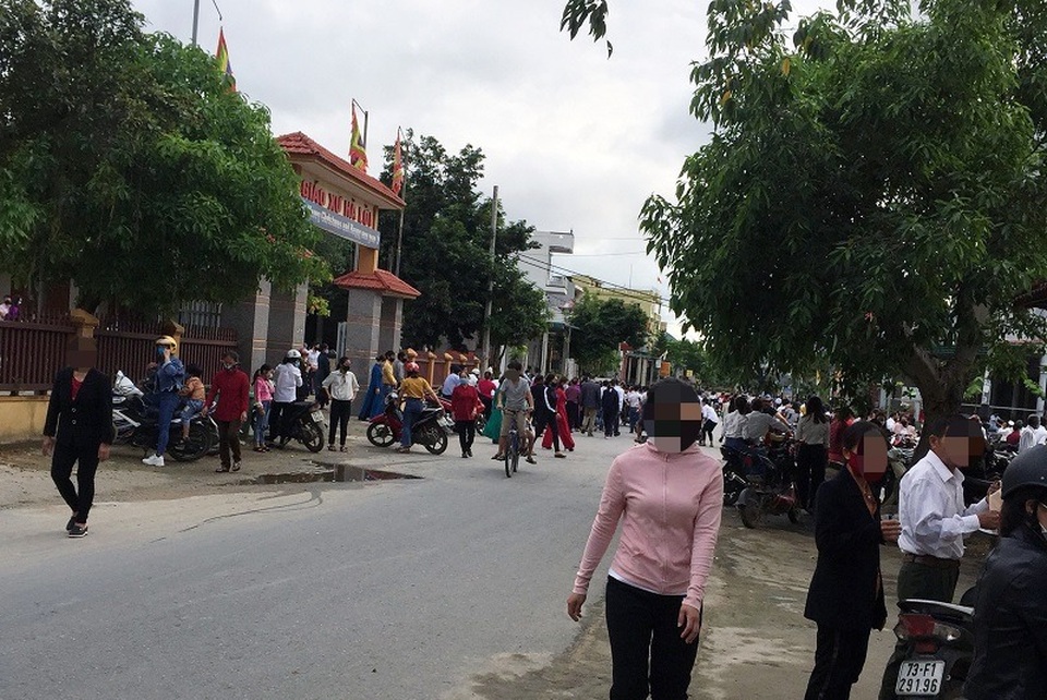 Bí thư Quảng Bình đề nghị xử nghiêm vụ hàng trăm giáo dân tập trung hành lễ - 1 Bí thư Quảng Bình đề nghị xử nghiêm vụ hàng trăm giáo dân tập trung hành lễ - 1