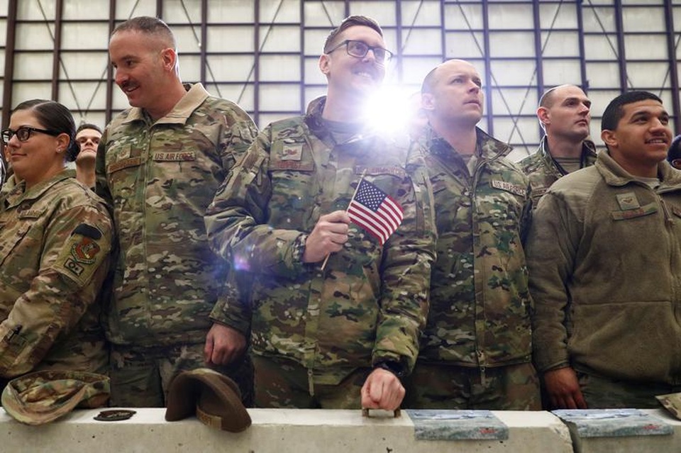 Ông Trump bí mật thăm vùng chiến sự, phục vụ đồ ăn cho quân nhân Mỹ - 11 Ông Trump bí mật thăm vùng chiến sự, phục vụ đồ ăn cho quân nhân Mỹ - 11