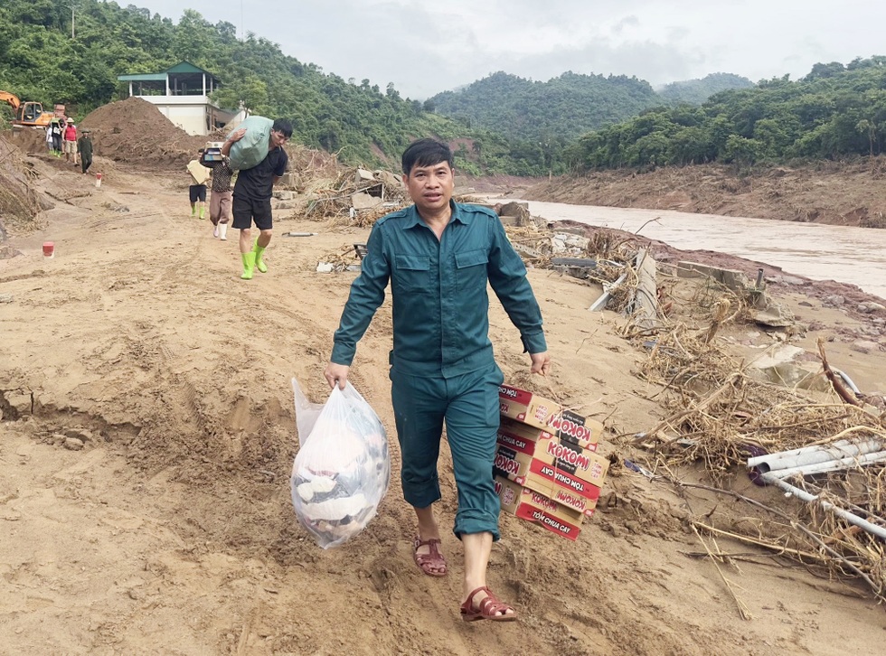 Những người lội ngược chiều bình an, đi vào tâm lũ - 3