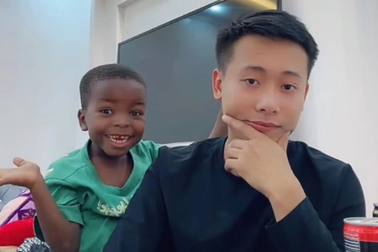 Cậu bé nghèo châu Phi đổi đời nhờ cuộc gặp với chàng trai Việt