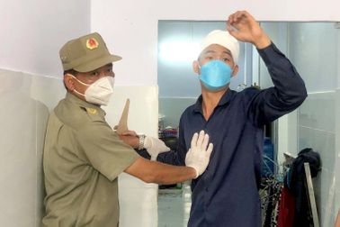 Ngăn hai con đánh nhau, người cha bị đâm chết thương tâm