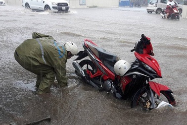 Hà Nội: Mưa lớn, xe cộ "bơi" trên quốc lộ 32