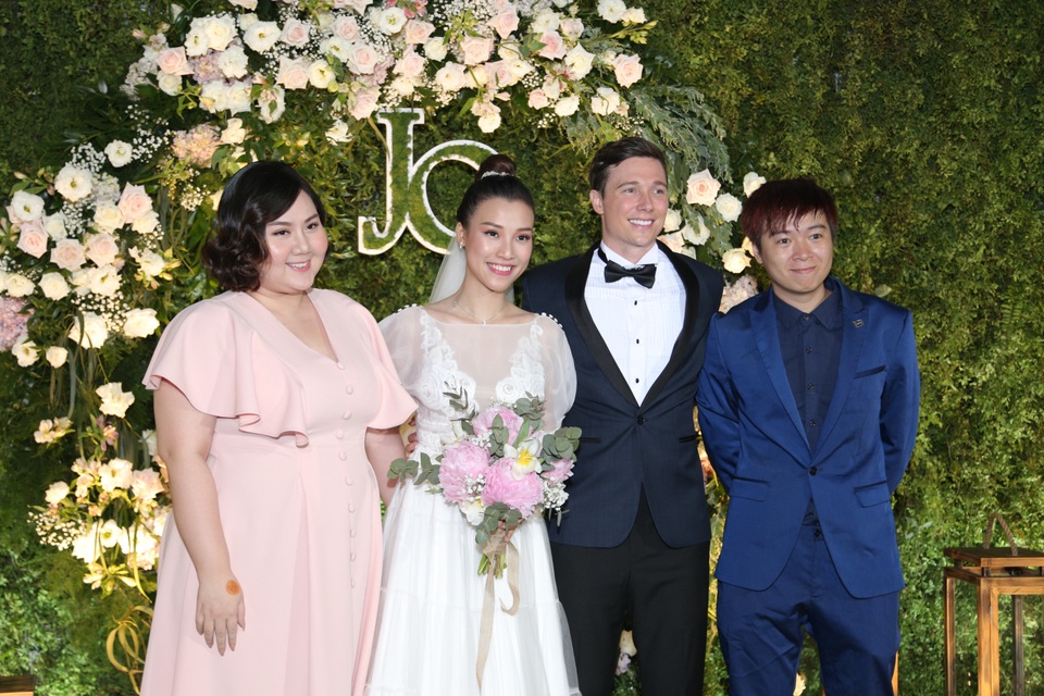 Trường Giang, Nhã Phương xúc động trong đám cưới “có một không hai” của Hoàng Oanh - 16 Trường Giang, Nhã Phương xúc động trong đám cưới “có một không hai” của Hoàng Oanh - 16
