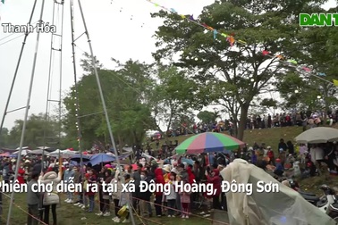 Phiên chợ họp một lần trong năm, người dân "choảng nhau" để cầu may mắn