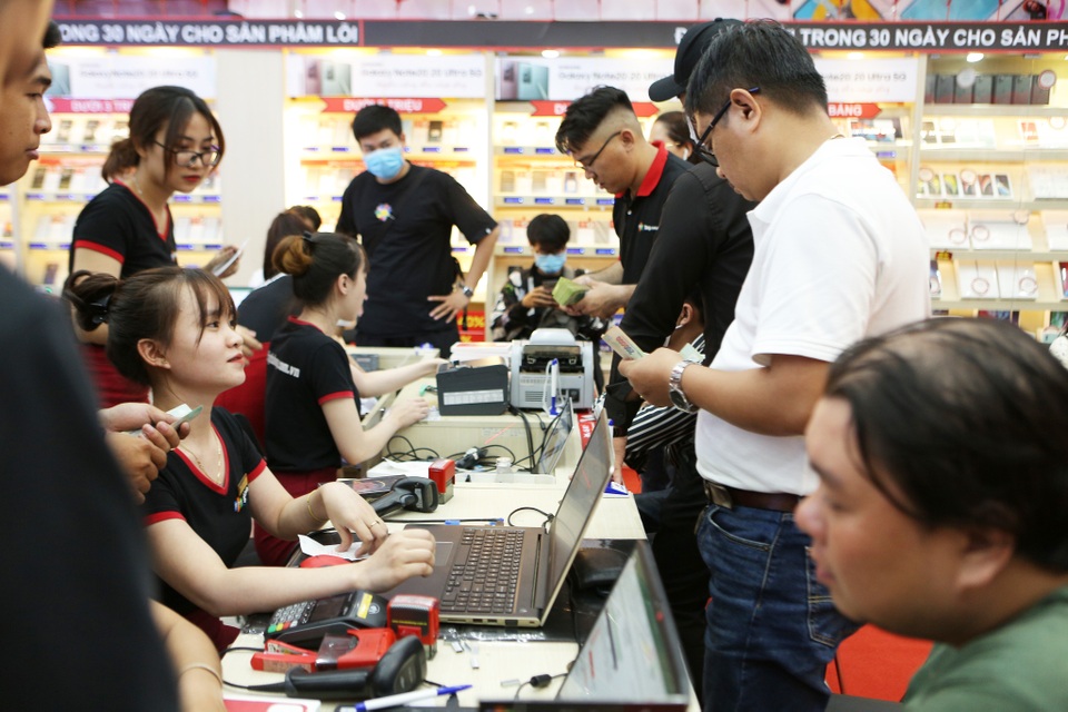 FPT Shop là chuỗi cửa hàng chính hãng đầu tiên mở bán iPhone 12 Series tại Việt Nam - 1 FPT Shop là chuỗi cửa hàng chính hãng đầu tiên mở bán iPhone 12 Series tại Việt Nam - 1