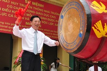 Chủ tịch UBND TP Hà Nội đánh trống khai giảng năm học mới