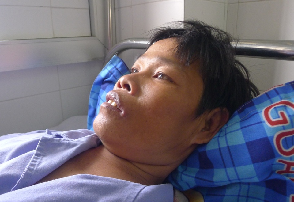 Xót xa cảnh người vợ gánh ve chai khẩn khoản xin nhà hảo tâm cứu chồng - 3 Xót xa cảnh người vợ gánh ve chai khẩn khoản xin nhà hảo tâm cứu chồng - 3