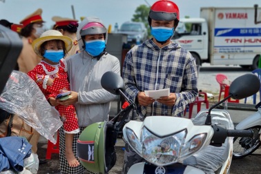 Đôi vợ chồng lượm ve chai được CSGT tặng xe máy, rút ngắn con đường về quê